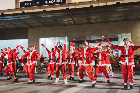 Crescent Mall khởi động Giáng Sinh với The Dazzling Joy of Christmas – Mùa lễ hội lấp lánh dành cho những khoảnh khắc gia đình - Ảnh 4.