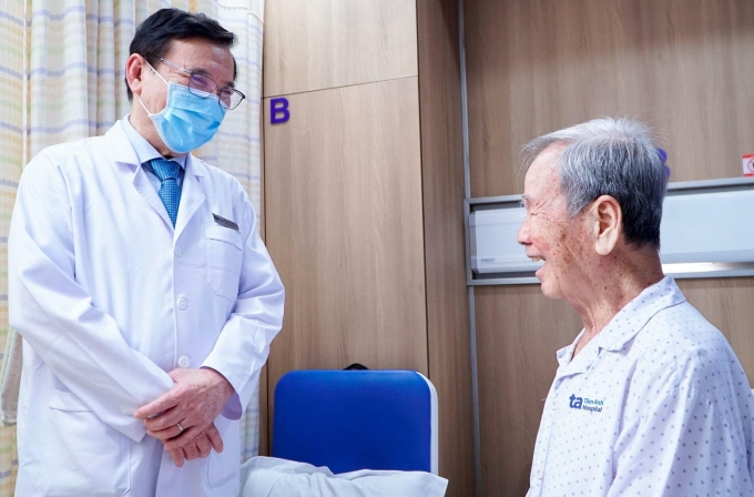 Ông Ly cảm ơn Giáo sư Nhân sau ca can thiệp thành công. Ảnh: Ngọc Châu