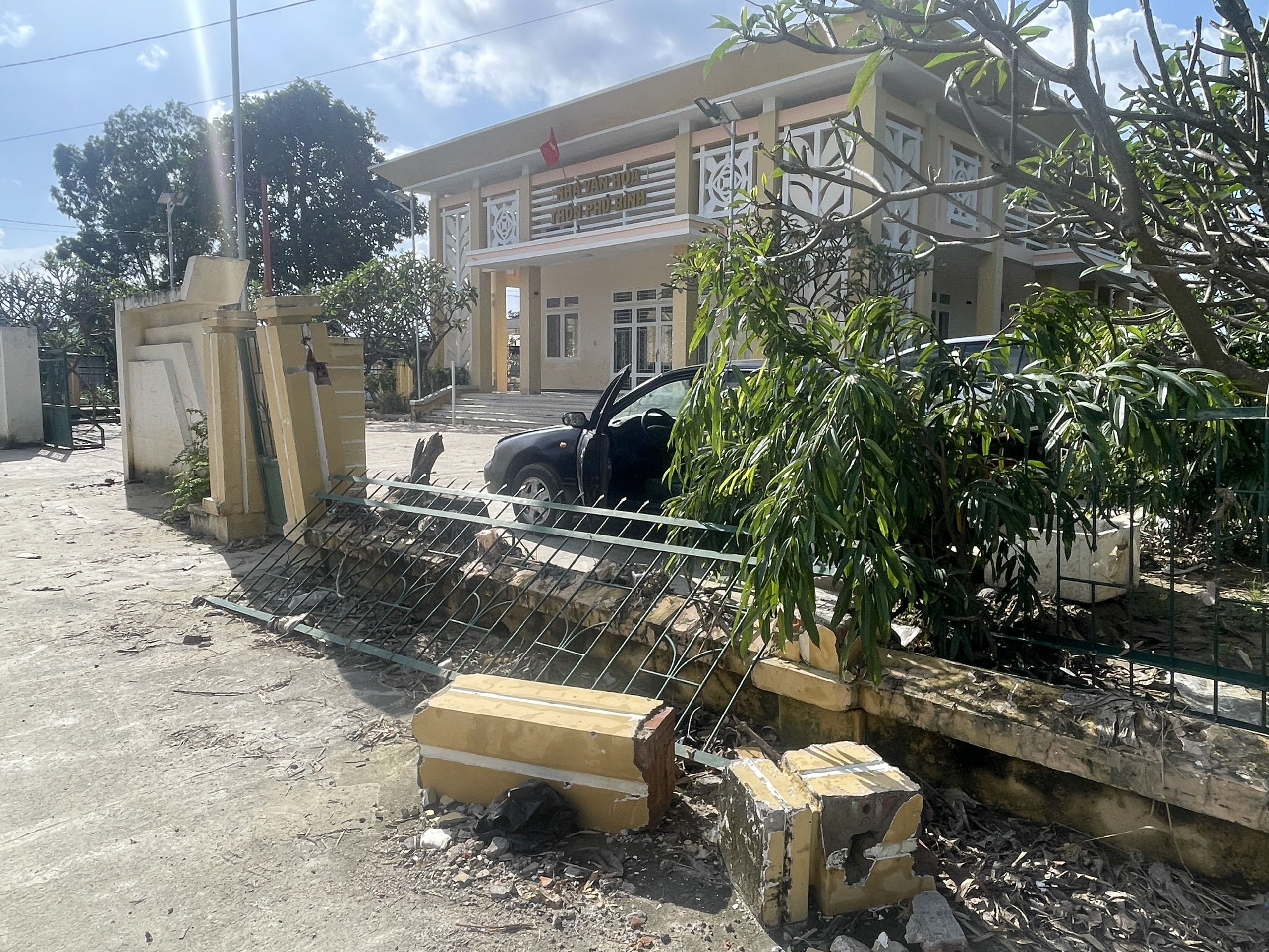 Nhiều công trình ở Nha Trang lộ 'không sắt' sau khi ngã đổ trong lũ- Ảnh 2.