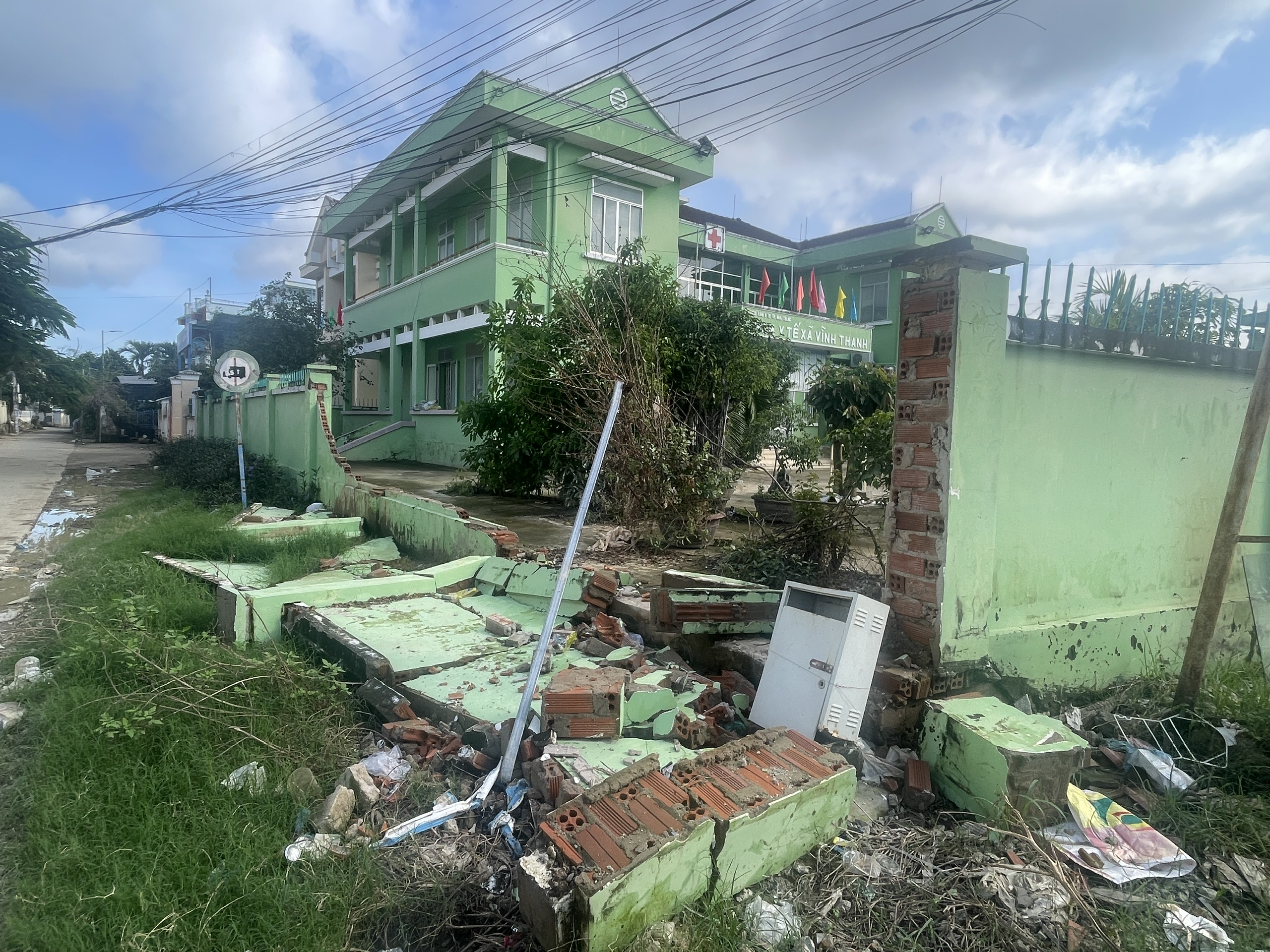 Nhiều công trình ở Nha Trang lộ 'không sắt' sau khi ngã đổ trong lũ- Ảnh 4.