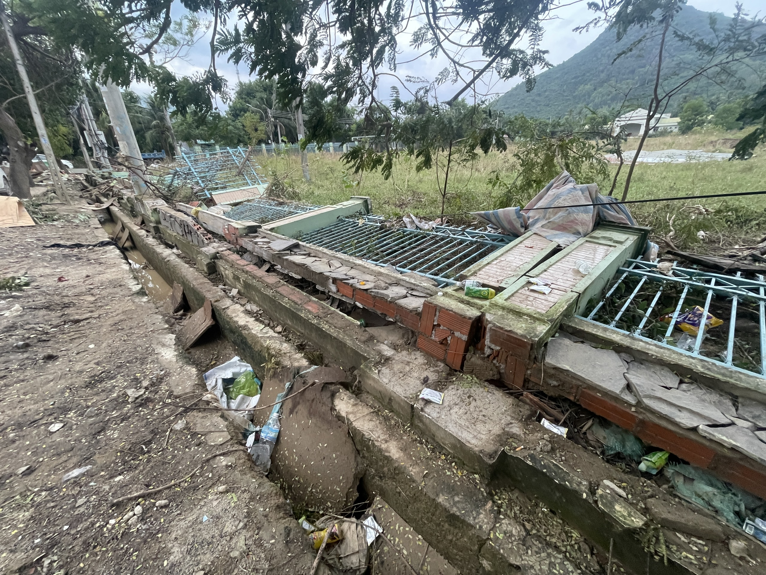 Nhiều công trình ở Nha Trang lộ 'không sắt' sau khi ngã đổ trong lũ- Ảnh 6.