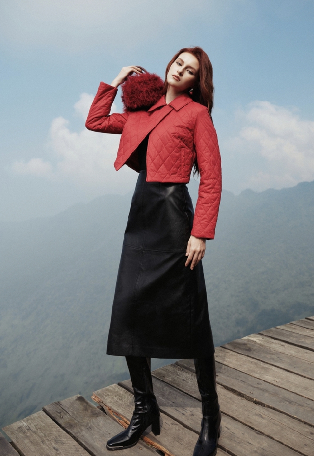 Muôn kiểu lên đồ để tỏa sáng cùng chân váy da cá tính - Ảnh 3.