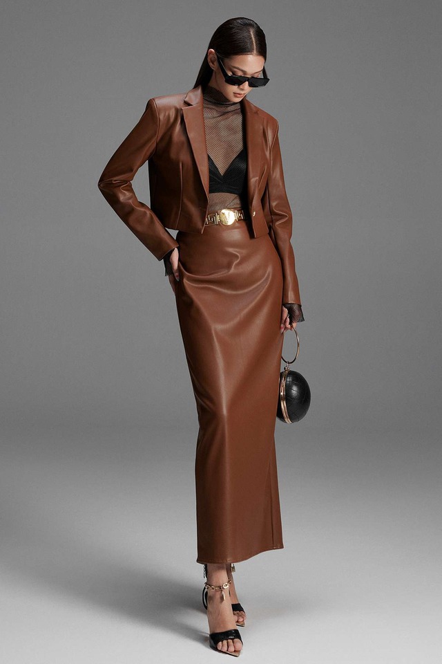 Muôn kiểu lên đồ để tỏa sáng cùng chân váy da cá tính - Ảnh 8.