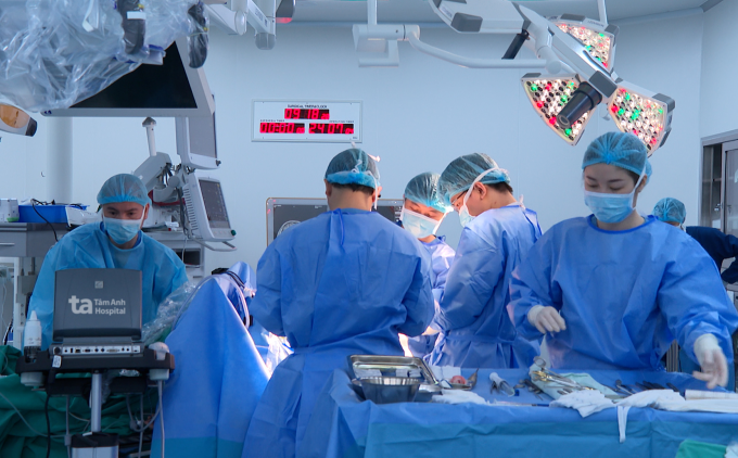 Ekip bác sĩ phẫu thuật lấy máu tụ, cầm máu và giải phóng chèn ép não cho người bệnh. Ảnh: Bệnh viện Đa khoa Tâm Anh Hà Nội