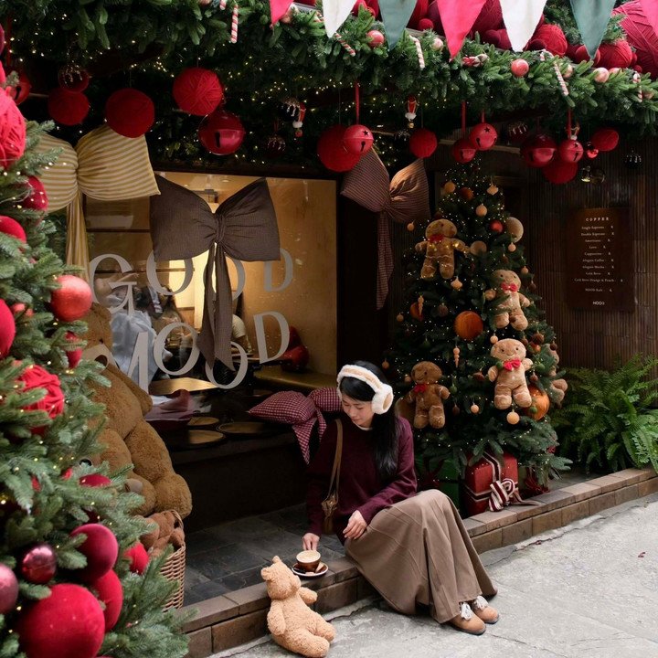 Không khí Giáng sinh rộn ràng khắp con ngõ nhỏ những ngày này. (Ảnh: Moo:d kafe)