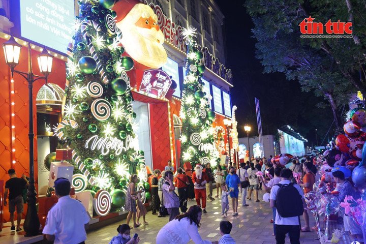 Khu vực phía trước Diamond Plaza được trang hoàng bắt mắt. (Ảnh: Báo Tin tức)