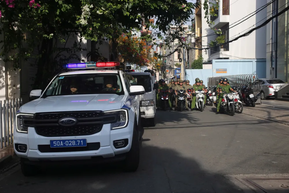 Cán bộ, chiến sĩ Công an phường Tân Sơn Nhất ổn định đội hình trước giờ xuất quân, sẵn sàng thực hiện cao điểm phòng ngừa, phát hiện và xử lý tội phạm dịp cuối năm 2025. Ảnh: PHẠM HẢI z7318204687104_0a7c6c64b83439cde2a8167a2b4e7acc.jpg