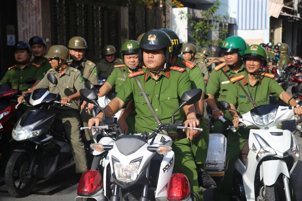 Lực lượng Công an phường Tân Sơn Nhất triển khai nhiệm vụ tại lễ ra quân cao điểm, thể hiện quyết tâm giữ vững an ninh chính trị và trật tự an toàn xã hội dịp cuối năm. Ảnh: PHẠM HẢI z7318187524541_6c5651769c50265400d3837dea82b495.jpg