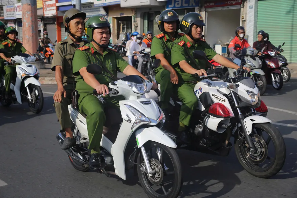 Công an phường Tân Sơn Nhất tăng cường tuần tra lưu động trên các tuyến đường trọng điểm nhằm phòng ngừa tội phạm, kiểm tra vi phạm pháp luật và bảo đảm an toàn giao thông dịp cuối năm. Ảnh: PHẠM HẢI z7318204726892_9326581d892dd3703311dae6cedcfc58.jpg