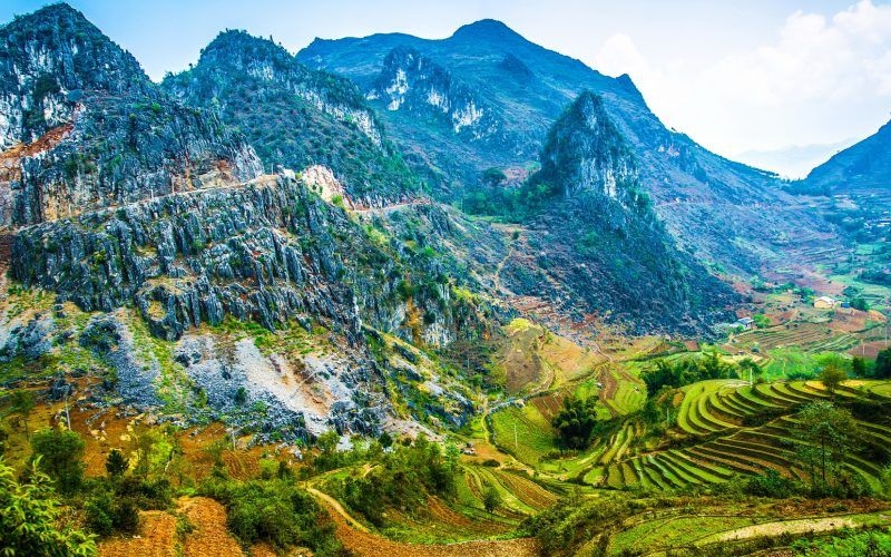 Khung cảnh tuyệt đẹp, đồi núi hùng vỹ, thách thức dân trekking