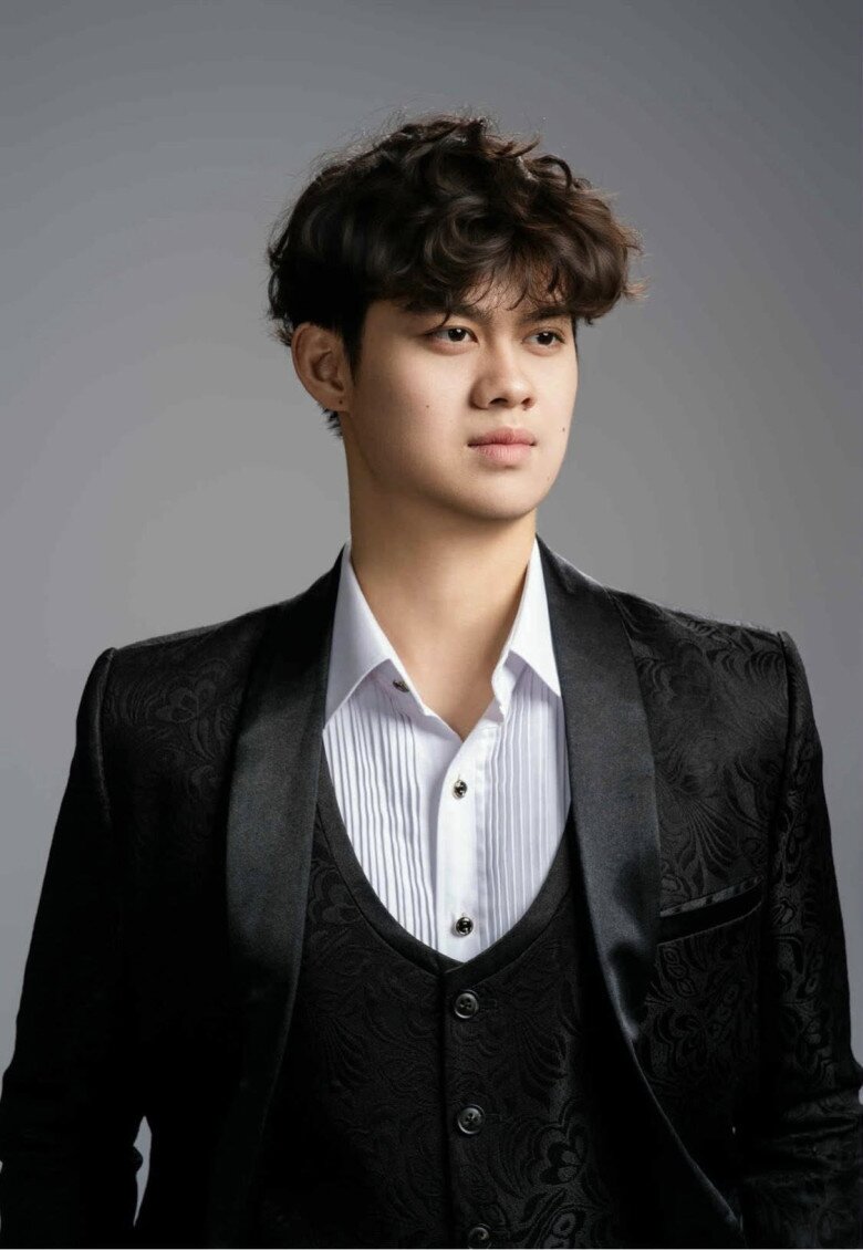 Con trai Chủ tịch của Hiền Mai khoe thành tích học tập điểm tuyệt đối ở Mỹ, ngoại hình điển trai lại hào phóng với bạn 2 Tony hiện giữ chức Chủ tịch trong một câu lạc bộ ở trường.