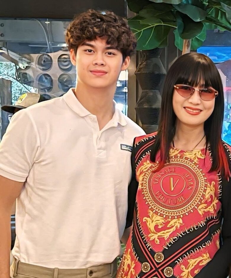 Con trai Chủ tịch của Hiền Mai khoe thành tích học tập điểm tuyệt đối ở Mỹ, ngoại hình điển trai lại hào phóng với bạn 4 Cậu thường cùng mẹ xuất hiện trong một số sự kiện.