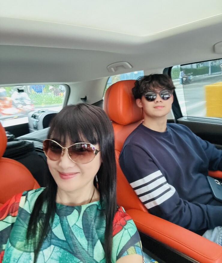 Con trai Chủ tịch của Hiền Mai khoe thành tích học tập điểm tuyệt đối ở Mỹ, ngoại hình điển trai lại hào phóng với bạn 9 Hiền Mai thường sang Mỹ thăm con trai hay Tony sẽ về nhà sum họp cùng người thân.