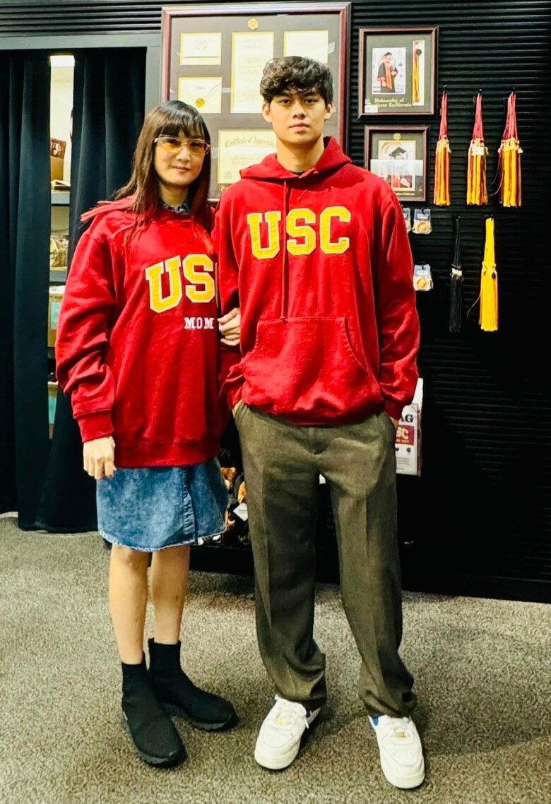 Con trai Chủ tịch của Hiền Mai khoe thành tích học tập điểm tuyệt đối ở Mỹ, ngoại hình điển trai lại hào phóng với bạn 10 Tony chăm chỉ chơi thể thao, sở hữu chiều cao và hình thể khỏe khoắn.