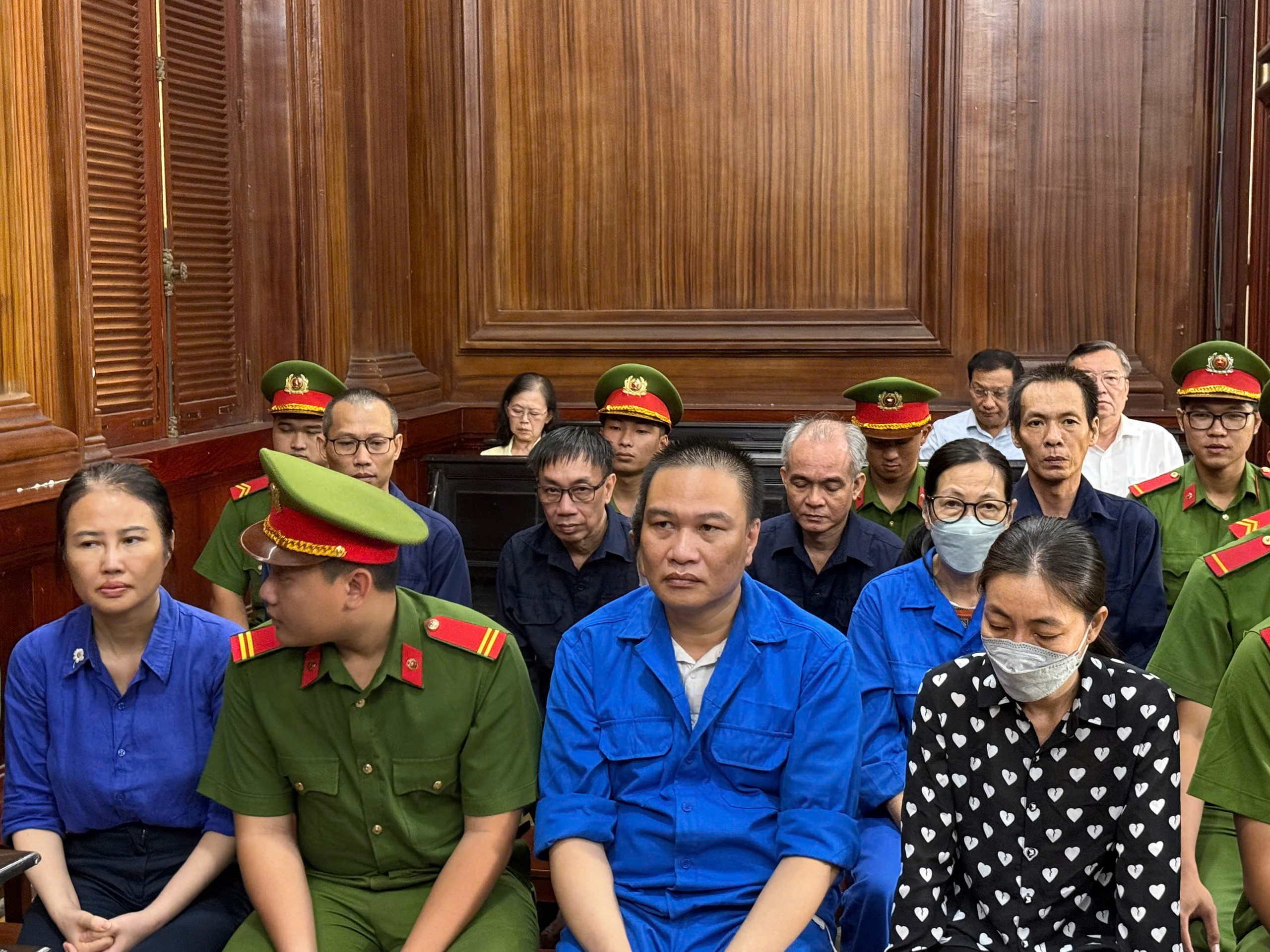 Cựu giám đốc Sở GD-ĐT TPHCM gây thiệt hại hơn 142 tỉ đồng, nhận án treo  - Ảnh 2.