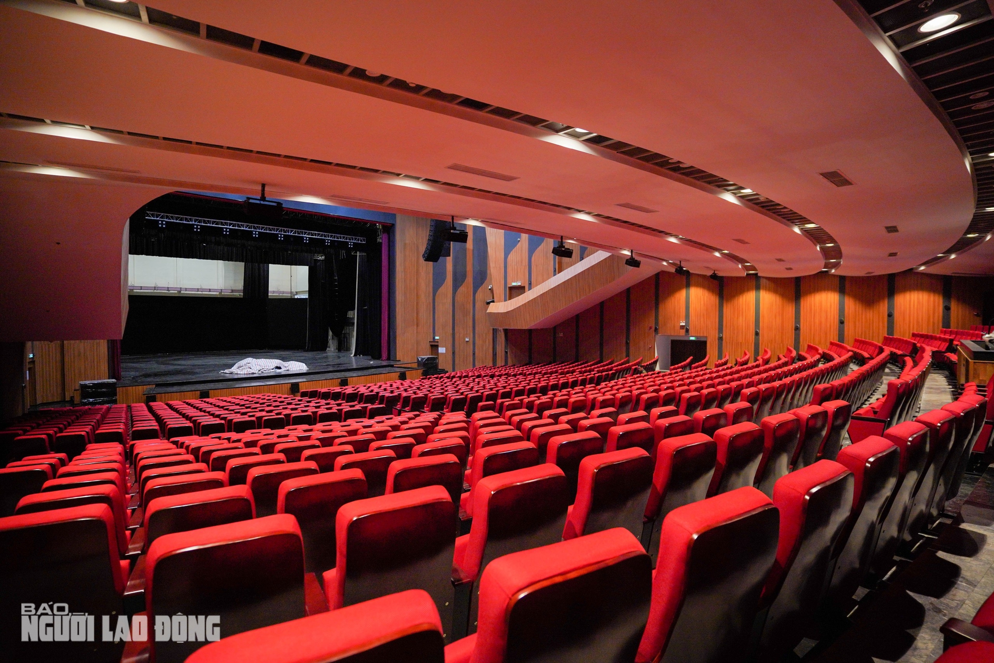 Ngắm nhà hát Hòa Bình tuyệt đẹp trong tấm áo mới trị giá hơn 270 tỉ đồng - Ảnh 9.