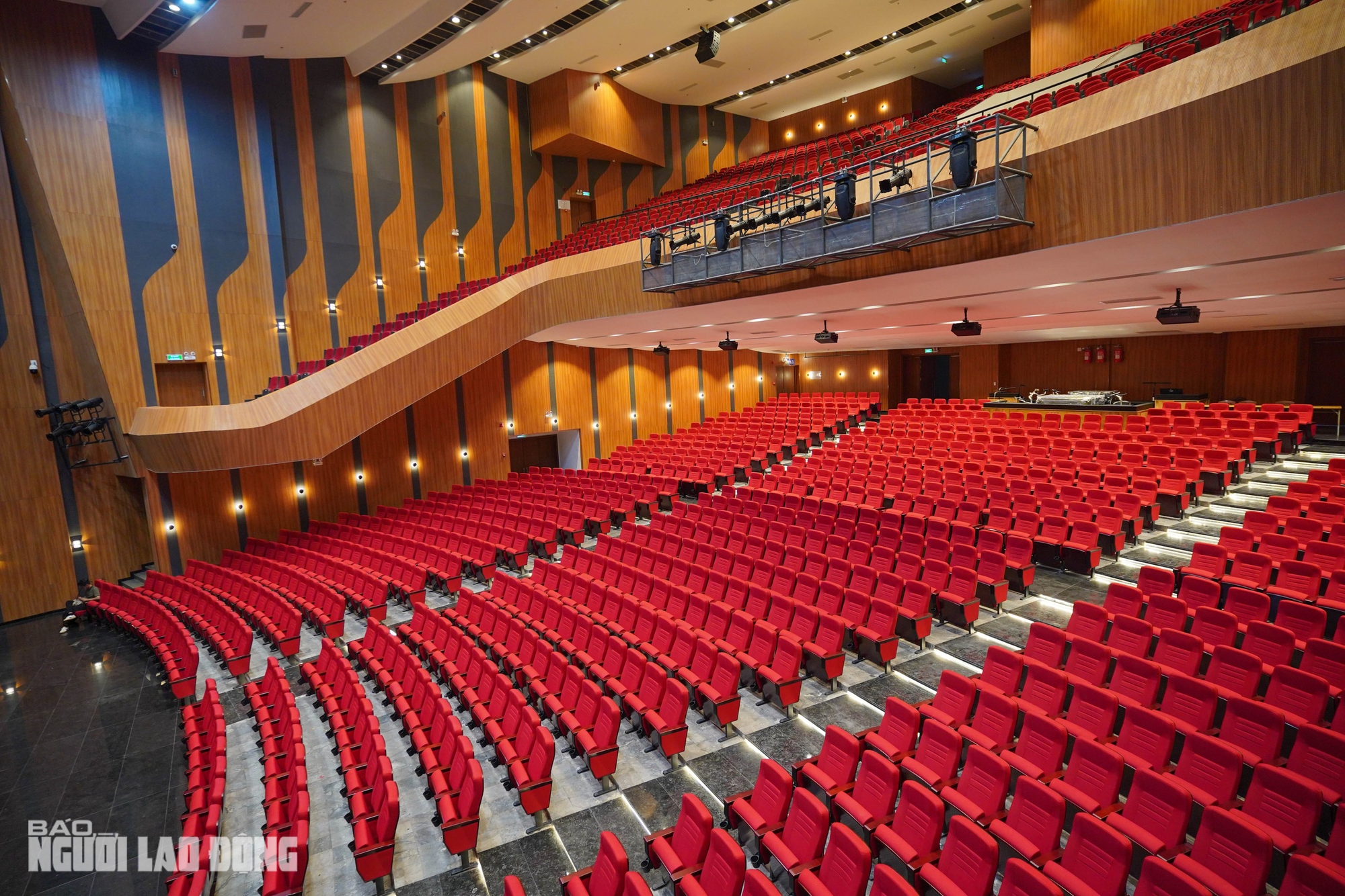 Ngắm nhà hát Hòa Bình tuyệt đẹp trong tấm áo mới trị giá hơn 270 tỉ đồng - Ảnh 33.