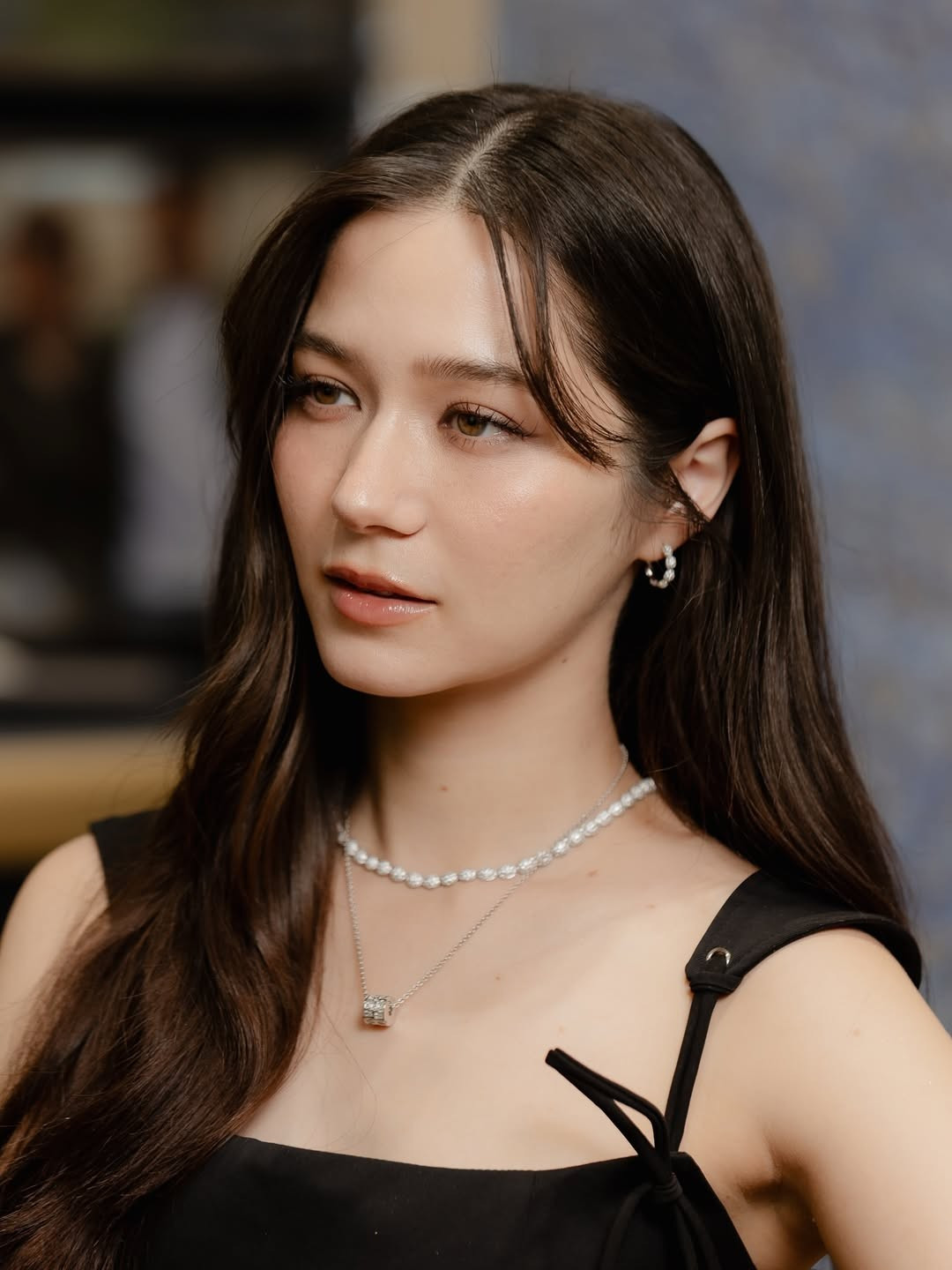 Violette cho biết ban đầu cô cùng Golf và Twopee được ê-kíp thông báo màn trình diễn sẽ nhép 100% để đảm bảo kỹ thuật. Tuy nhiên khi lên sân khấu, micro của cô lại bị mở, khiến giọng thật lọt ra ngoài sóng truyền hình. Nguy hiểm hơn, tai nghe in-ear của cô hoàn toàn không có tiếng hát của mình, khiến cô không thể kiểm soát được cao độ.