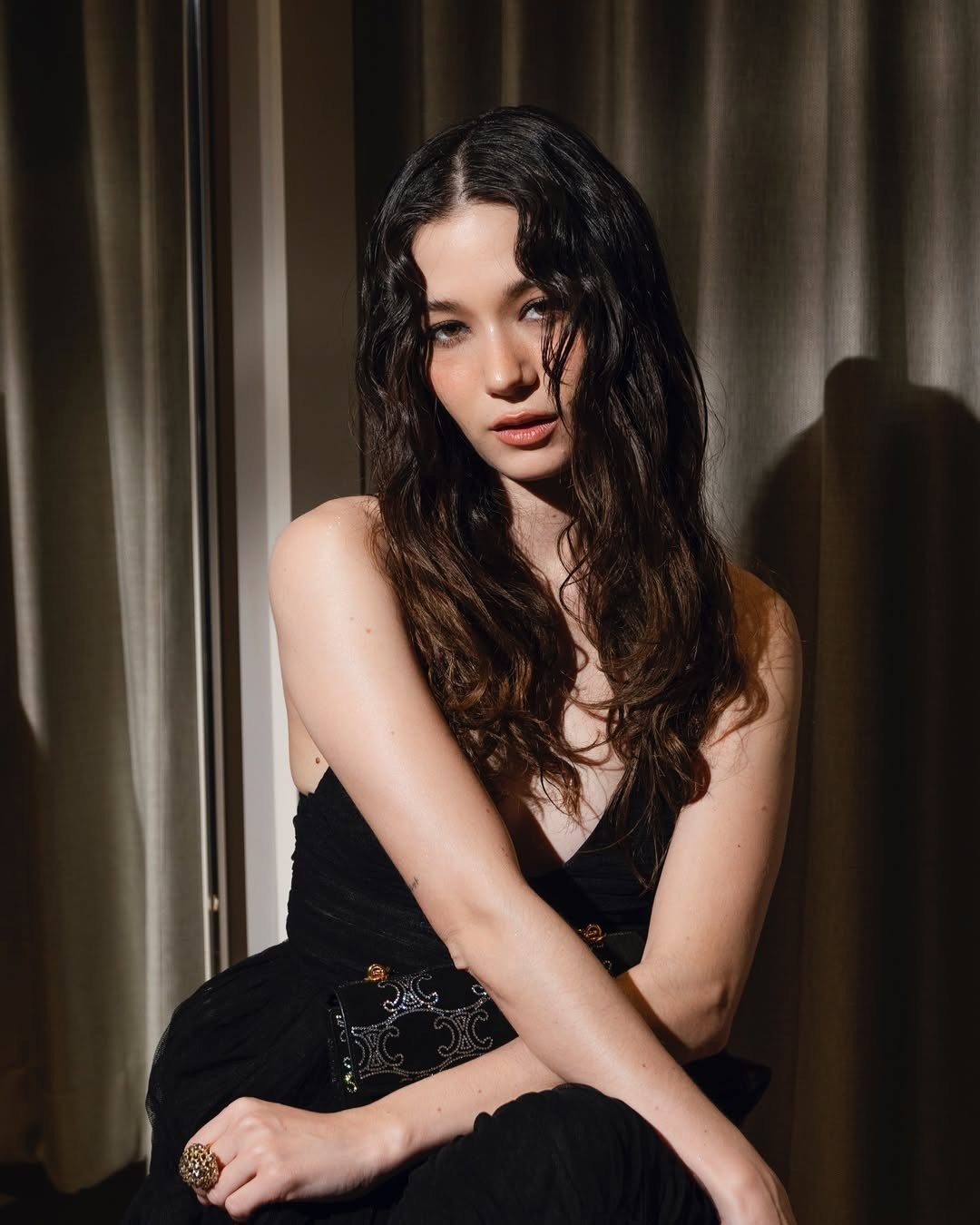 Nữ ca sĩ mang hai dòng máu Thái - Bỉ cho biết cô rất thất vọng, đồng thời cảm thấy danh tiếng, hình ảnh, phẩm giá, nghề nghiệp và ước mơ bị tổn hại sau sự cố. Vì vậy, cô buộc phải sử dụng kênh cá nhân để giải thích và tự bảo vệ mình, dù khẳng định không có ý đổ lỗi cho bất kỳ ai.