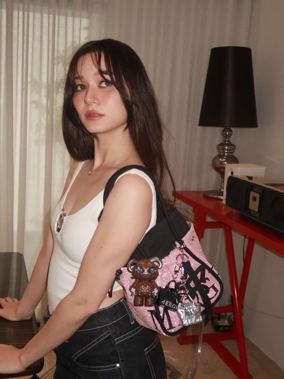 Đời thường, Violette Wautie ưa chuộng phong cách tối giản với áo hai dây, crop top, quần jeans, váy hai dây tôn dáng..