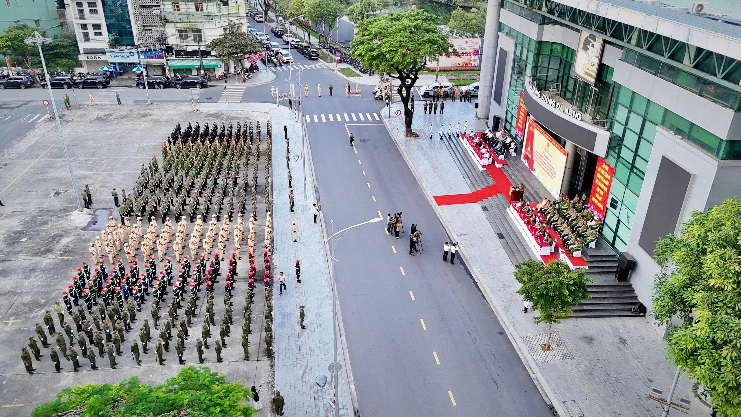 Công an Đà Nẵng ra quân cao điểm bảo đảm an ninh trật tự trước các sự kiện trọng điểm - Ảnh 6.