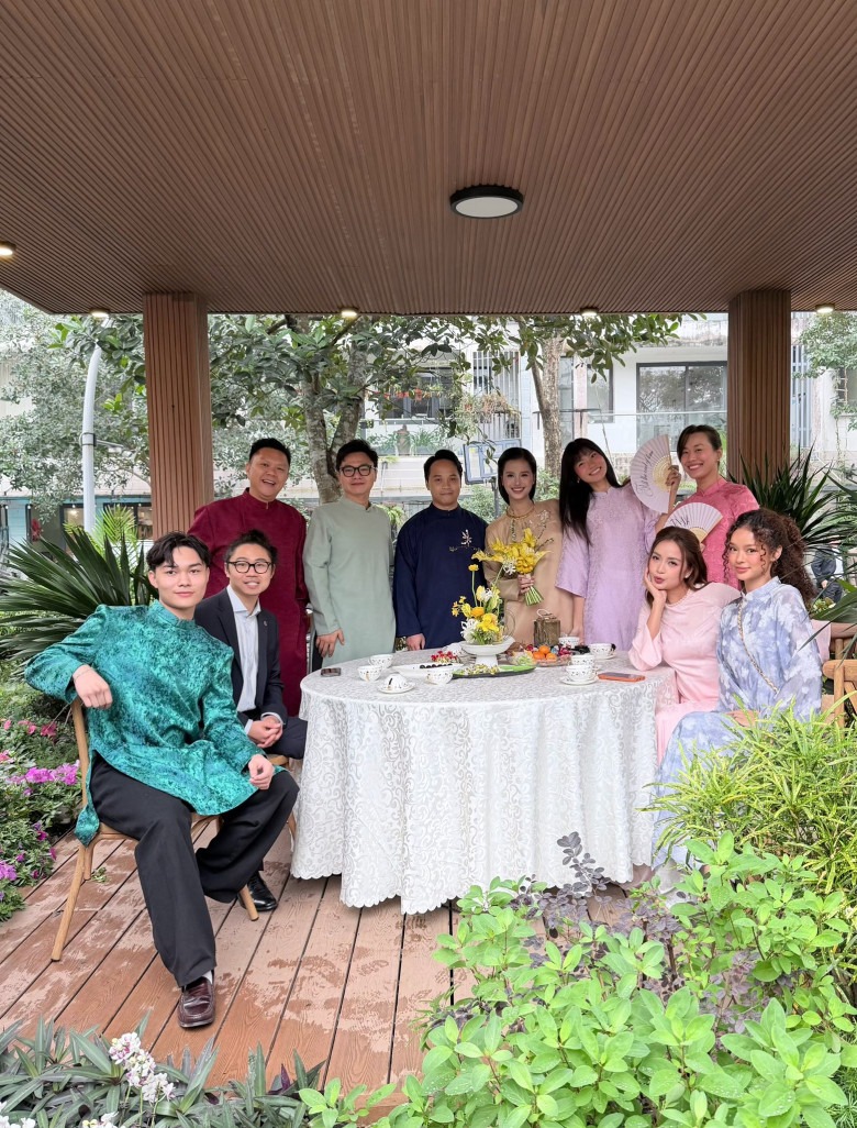 "Mỹ nhân 10 năm chăn trâu" lấy chồng giàu gia thế khủng, bước vào cửa hào môn ở biệt thự hoành tráng 6 1765517789 29 My nhan 10 nam chan trau lay chong giau gia