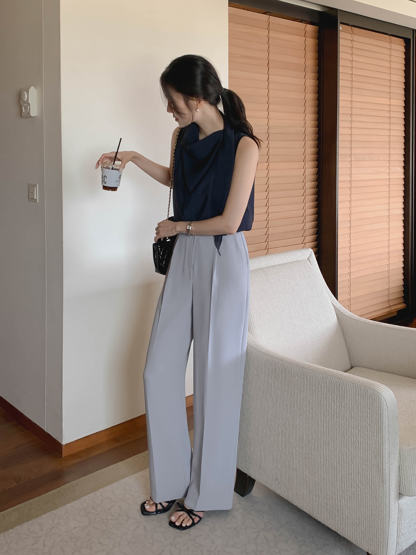 4 Mẫu quần công sở 2026 giúp bạn luôn mặc đẹp và tự tin suốt năm - Ảnh 8. 4 Mẫu quần công sở 2026 giúp bạn luôn mặc đẹp và tự tin suốt năm - Ảnh 8.