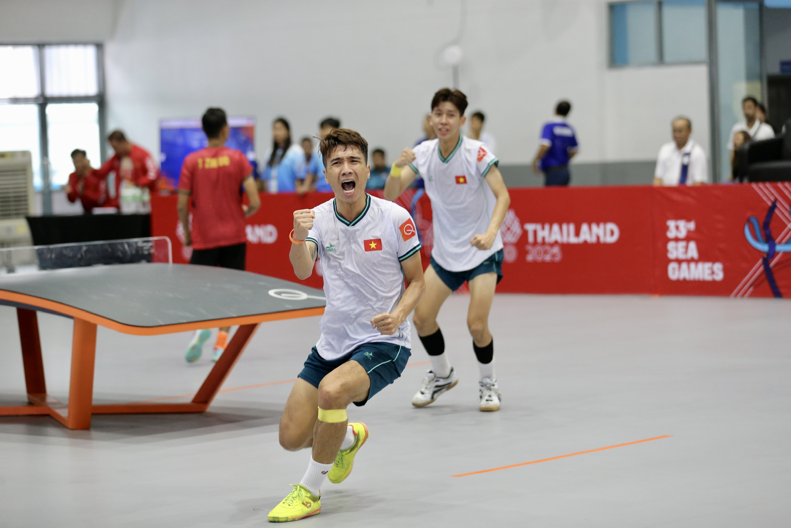 Thắng ngoạn mục Myanmar, đội tuyển teqball Việt Nam lần đầu có huy chương SEA Games- Ảnh 2. Thắng ngoạn mục Myanmar, đội tuyển teqball Việt Nam lần đầu có huy chương SEA Games- Ảnh 2.
