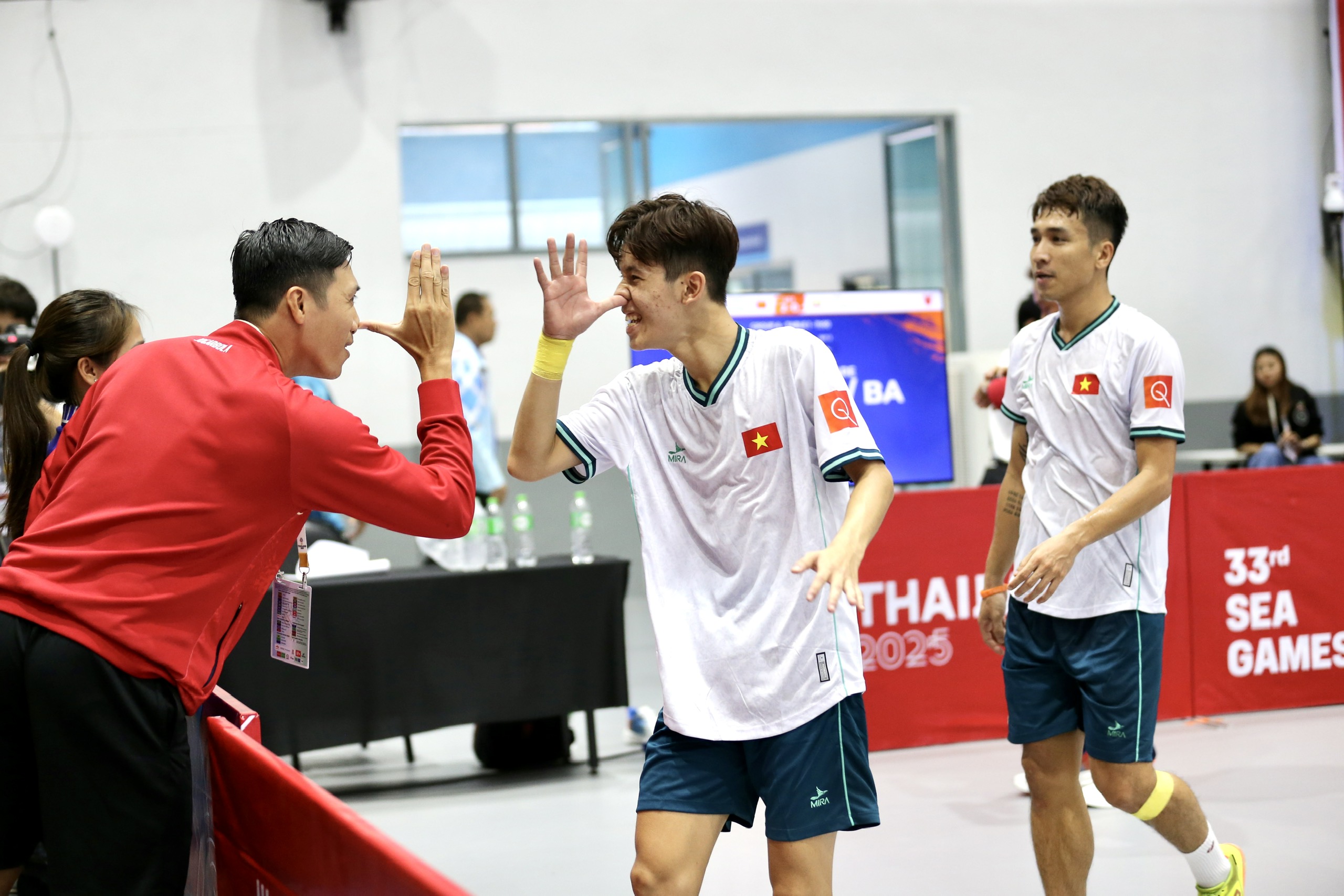 Thắng ngoạn mục Myanmar, đội tuyển teqball Việt Nam lần đầu có huy chương SEA Games- Ảnh 3. Thắng ngoạn mục Myanmar, đội tuyển teqball Việt Nam lần đầu có huy chương SEA Games- Ảnh 3.