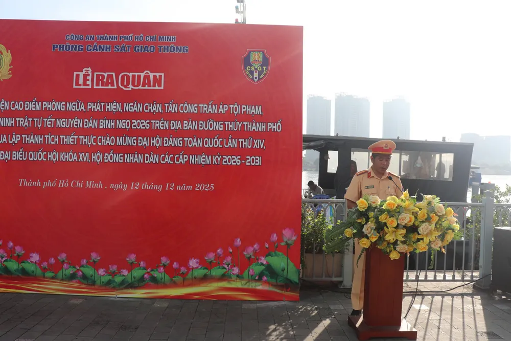 Trung tá Huỳnh Bá Tuấn, Phó Trưởng phòng CSGT, Công an TP.HCM phát biểu tại buổi lễ. ab7f8f42cb3d44631d2c.jpg