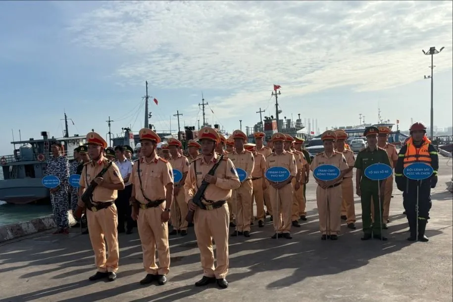 CSGT trang bị vũ khí, phương tiện, kĩ thuật nghiệp vụ trong buổi ra quân. z7318365900573_de8c0733da12cadf5646324cf50fd0f6.jpg