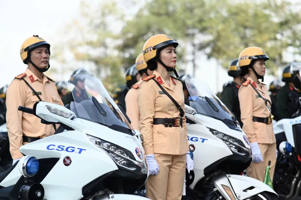 Tại buổi ra quân, cán bộ, chiến sĩ được quán triệt nhiệm vụ, yêu cầu siết chặt kiểm tra xử lý vi phạm, đặc biệt tập trung vào các hành vi gây ồn, chạy tốc độ cao, lạng lách và tụ tập chuẩn bị đua xe trên các tuyến cửa ngõ Thành phố. z7318973822513_9ce3c4958427c7642cdfe0cdcb2ee718.jpg