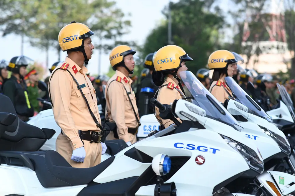 Lực lượng CSGT TP.HCM triển khai đội hình tuần tra hỗn hợp trên nhiều tuyến đường trọng điểm, tăng cường phát hiện và xử lý các nhóm tụ tập chạy xe gây rối trật tự công cộng dịp cuối năm và Tết Bính Ngọ 2026. z7318973998034_b5dcb176cdb65a5c012735ad3f0f9aba.jpg