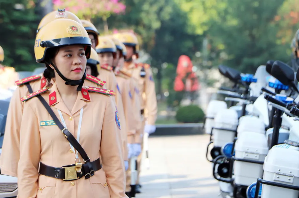 CSGT phối hợp công an địa phương kiểm tra phương tiện nghi vấn thay đổi kết cấu, độ pô, nhằm ngăn chặn nguy cơ tham gia đua xe trái phép và bảo đảm trật tự, an toàn cho khu dân cư vào khung giờ cao điểm. z7318971128877_ca4e870933b55bffd4e9b899cdedd215.jpg