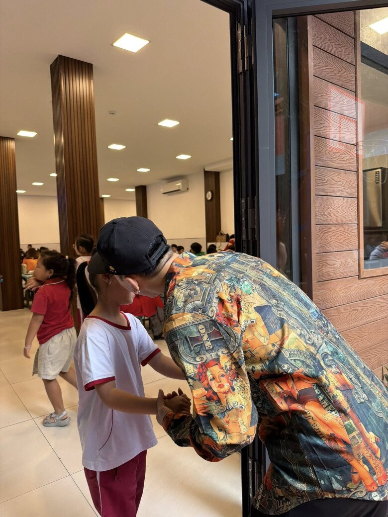 Sao Việt 24h: Vợ Ưng Hoàng Phúc "ghen nhẹ" vì chồng chỉ hôn con, than thở hài hước sau hơn 10 năm gắn bó 2 Khoảnh khắc Ưng Hoàng Phúc thể hiện sự dịu dàng và tình cảm dành cho ái nữ.