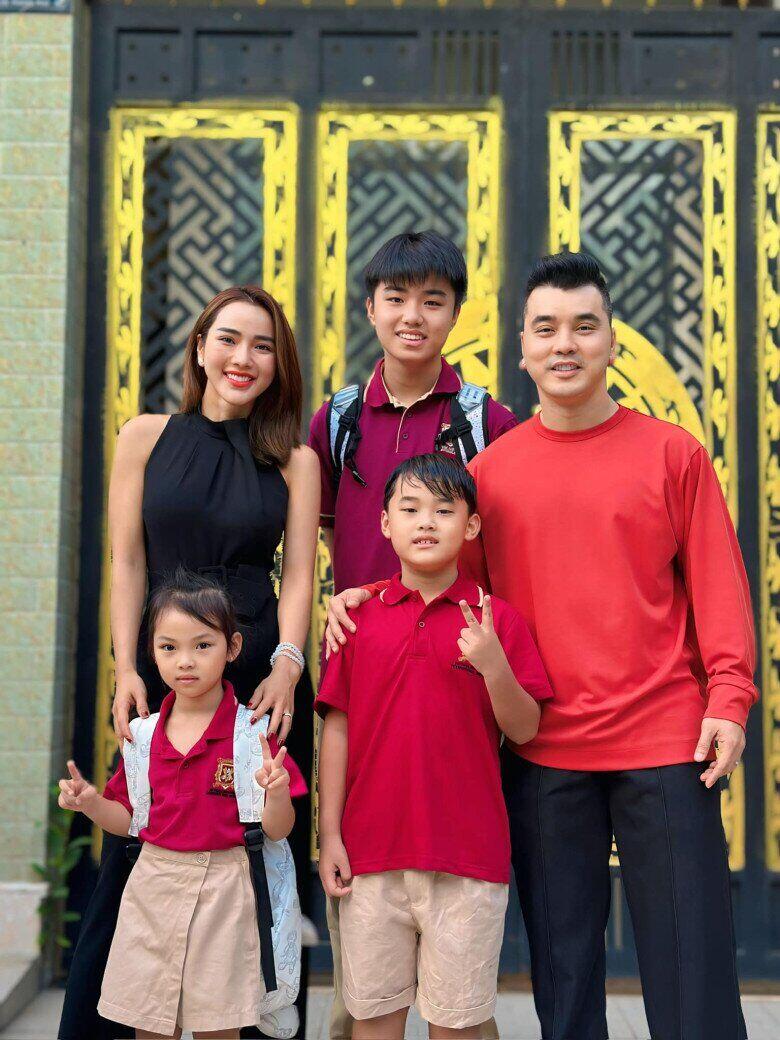 Sao Việt 24h: Vợ Ưng Hoàng Phúc "ghen nhẹ" vì chồng chỉ hôn con, than thở hài hước sau hơn 10 năm gắn bó 5 Ưng Hoàng Phúc coi con trai riêng của vợ như ruột thịt.