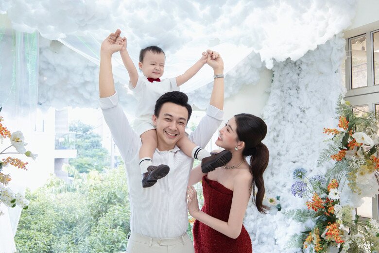 Sao Việt 24h: Vợ Ưng Hoàng Phúc "ghen nhẹ" vì chồng chỉ hôn con, than thở hài hước sau hơn 10 năm gắn bó 6 Sao Việt 24h: Vợ Ưng Hoàng Phúc amp;#34;ghen nhẹamp;#34; vì chồng chỉ hôn con, than thở hài hước sau hơn 10 năm gắn bó - 5