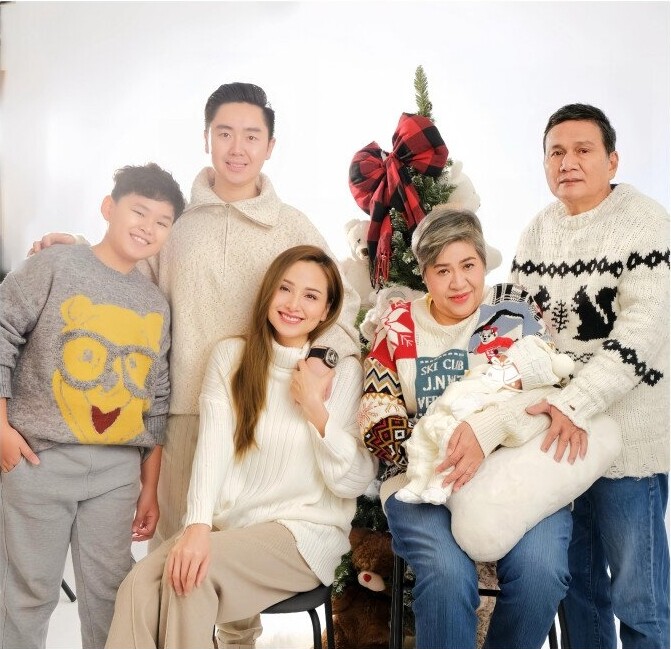 Sao Việt 24h: Vợ Ưng Hoàng Phúc "ghen nhẹ" vì chồng chỉ hôn con, than thở hài hước sau hơn 10 năm gắn bó 7 Sao Việt 24h: Vợ Ưng Hoàng Phúc amp;#34;ghen nhẹamp;#34; vì chồng chỉ hôn con, than thở hài hước sau hơn 10 năm gắn bó - 6