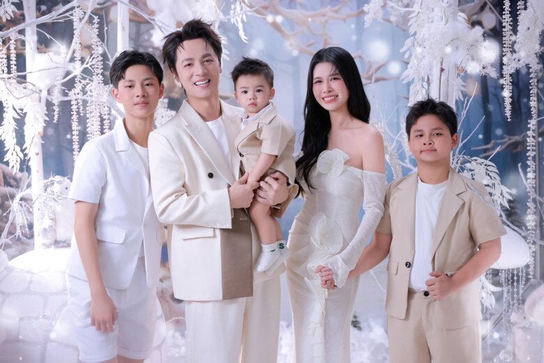 Sao Việt 24h: Vợ Ưng Hoàng Phúc "ghen nhẹ" vì chồng chỉ hôn con, than thở hài hước sau hơn 10 năm gắn bó 9 Sao Việt 24h: Vợ Ưng Hoàng Phúc amp;#34;ghen nhẹamp;#34; vì chồng chỉ hôn con, than thở hài hước sau hơn 10 năm gắn bó - 8