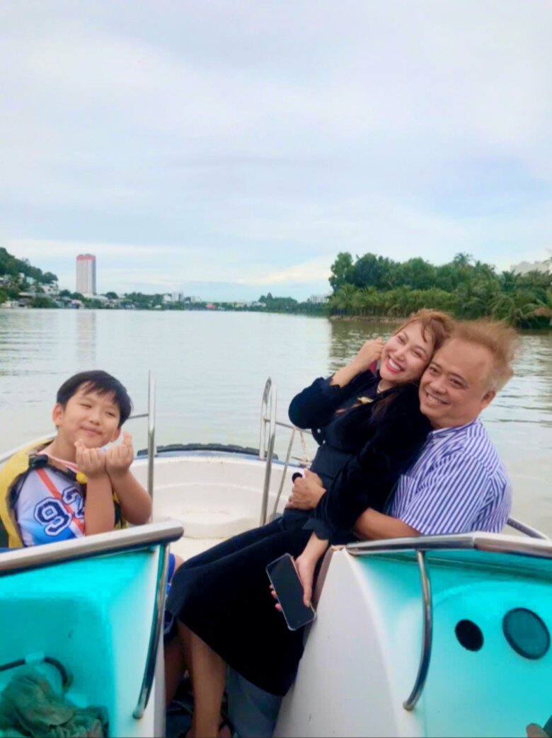 Sao Việt 24h: Vợ Ưng Hoàng Phúc "ghen nhẹ" vì chồng chỉ hôn con, than thở hài hước sau hơn 10 năm gắn bó 8 Sao Việt 24h: Vợ Ưng Hoàng Phúc amp;#34;ghen nhẹamp;#34; vì chồng chỉ hôn con, than thở hài hước sau hơn 10 năm gắn bó - 7