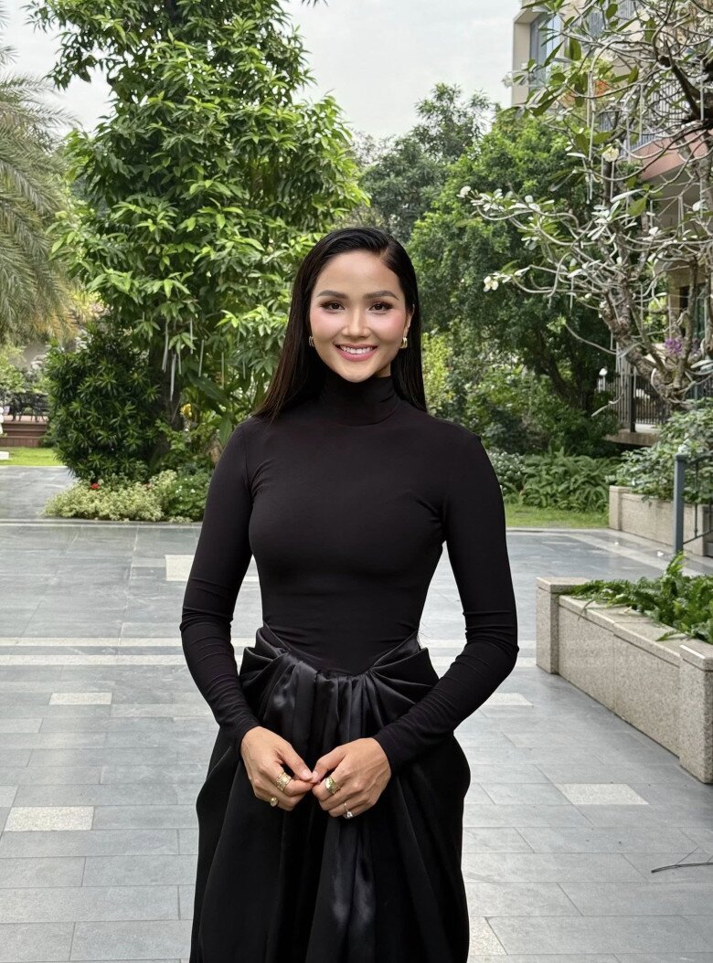 Sao Việt 24h: Vợ Ưng Hoàng Phúc "ghen nhẹ" vì chồng chỉ hôn con, than thở hài hước sau hơn 10 năm gắn bó 10 Sao Việt 24h: Vợ Ưng Hoàng Phúc amp;#34;ghen nhẹamp;#34; vì chồng chỉ hôn con, than thở hài hước sau hơn 10 năm gắn bó - 9