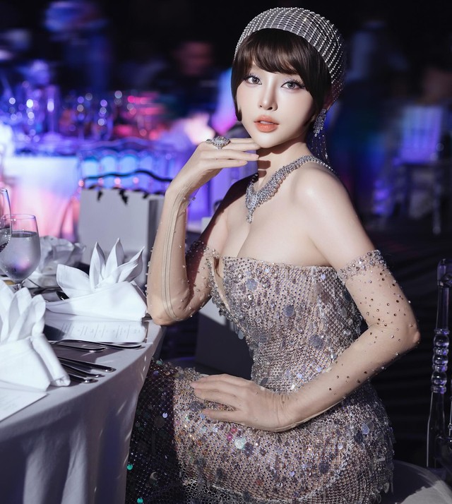 Trang phục sequin chiếm sóng mùa lễ hội, biến bạn thành tâm điểm chú ý 6 Trang phục sequin chiếm sóng mùa lễ hội, biến bạn thành tâm điểm chú ý - Ảnh 6.