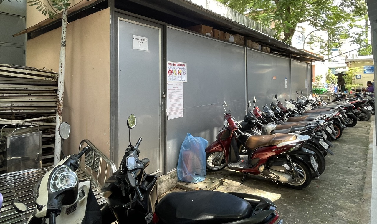 Người dân than phiền bệnh viện công thiếu bãi giữ xe, nhà vệ sinh hôi- Ảnh 3. Người dân than phiền bệnh viện công thiếu bãi giữ xe, nhà vệ sinh hôi- Ảnh 3.