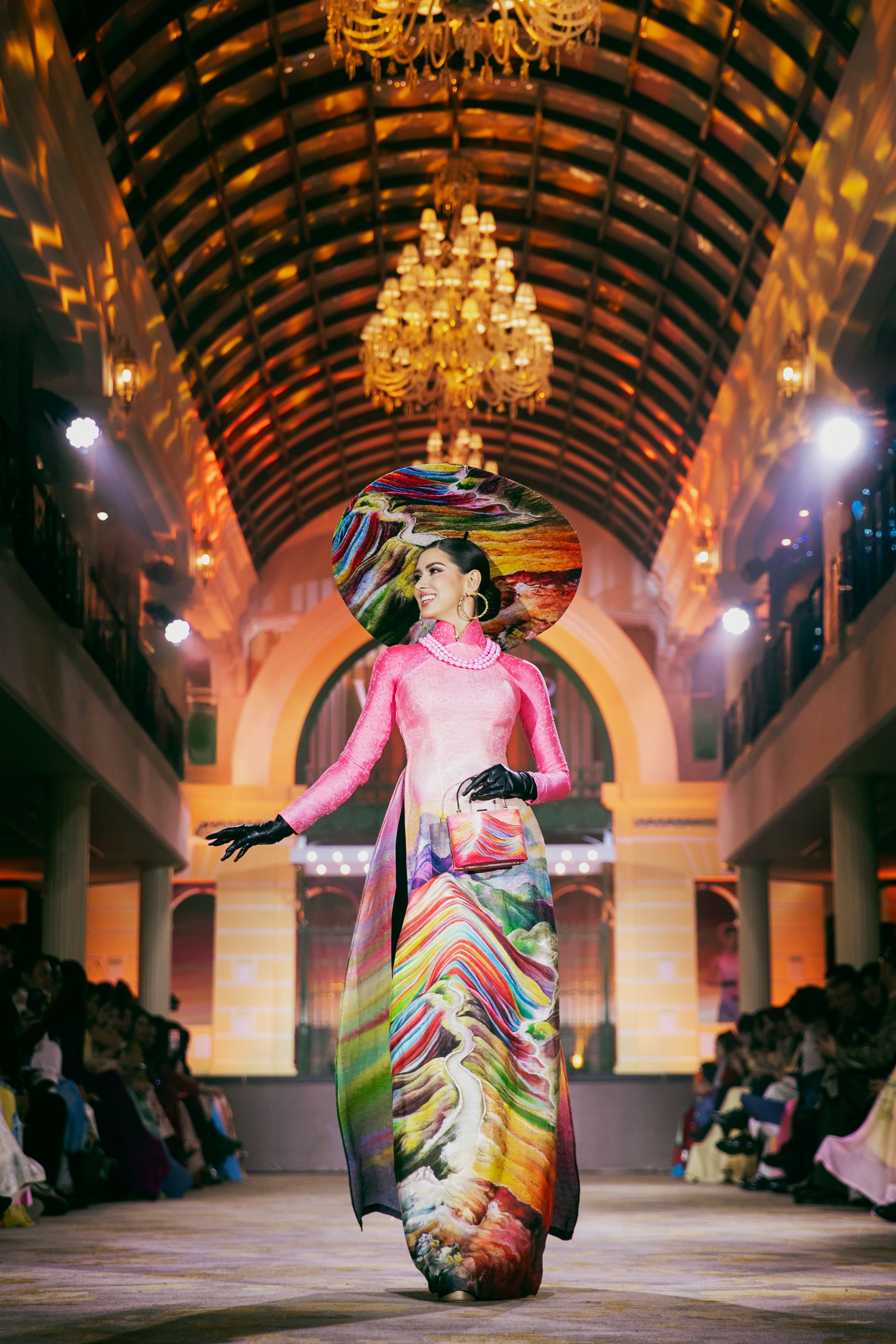 Hoa hậu Phương Linh vào top 5 trình diễn áo dài ấn tượng ở Miss Cosmo 2025 - 10