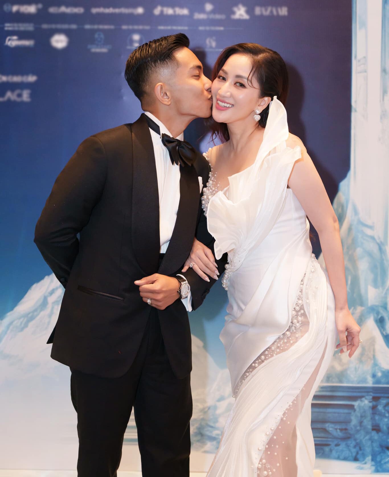 Phan Hiển lại "cầu hôn" Khánh Thi bằng nhẫn kim cương, vợ chồng có 3 con vẫn tình như mới cưới 5 Phan Hiển lại amp;#34;cầu hônamp;#34; Khánh Thi bằng nhẫn kim cương, vợ chồng có 3 con vẫn tình như mới cưới - 4