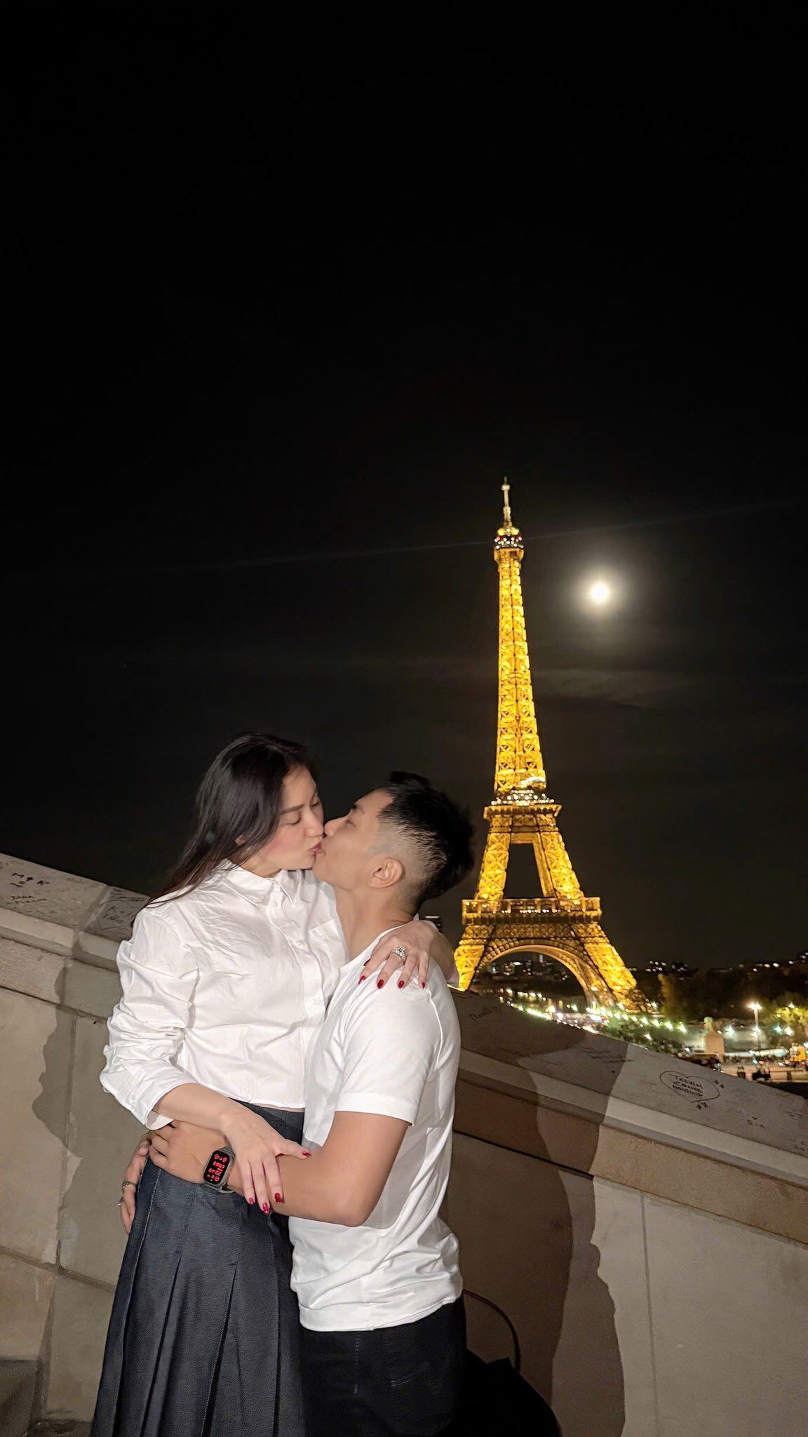 Phan Hiển lại "cầu hôn" Khánh Thi bằng nhẫn kim cương, vợ chồng có 3 con vẫn tình như mới cưới 6 Vợ chồng kiện tướng thường xuyên dành cho nhau những hành động tình cảm.