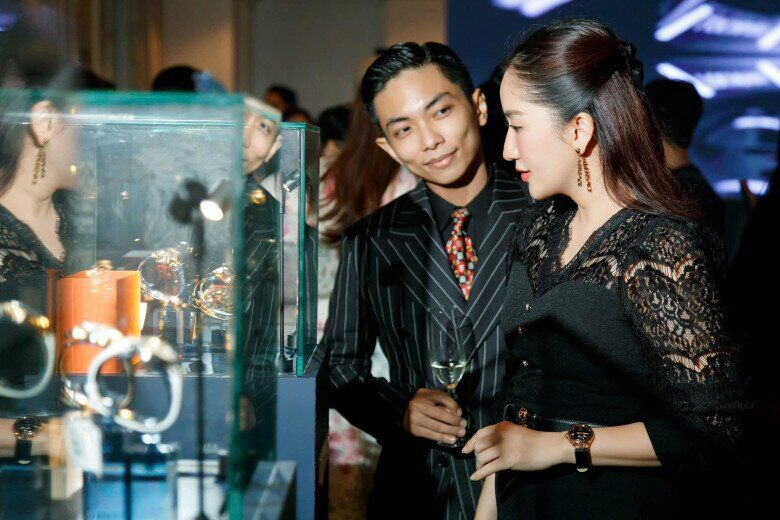 Phan Hiển lại "cầu hôn" Khánh Thi bằng nhẫn kim cương, vợ chồng có 3 con vẫn tình như mới cưới 9 Ông xã Khánh Thi luôn nhìn vợ bằng ánh mắt si tình.