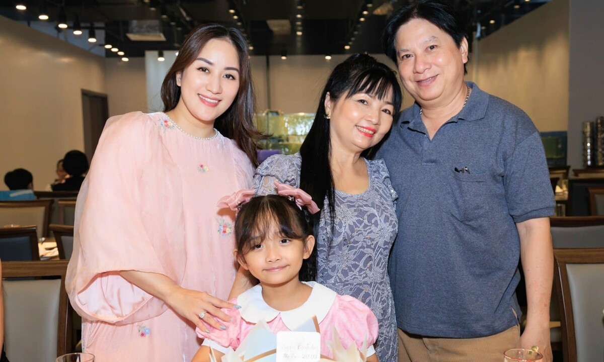 Phan Hiển lại "cầu hôn" Khánh Thi bằng nhẫn kim cương, vợ chồng có 3 con vẫn tình như mới cưới 11 Khánh Thi thân thiết bên bố mẹ chồng.