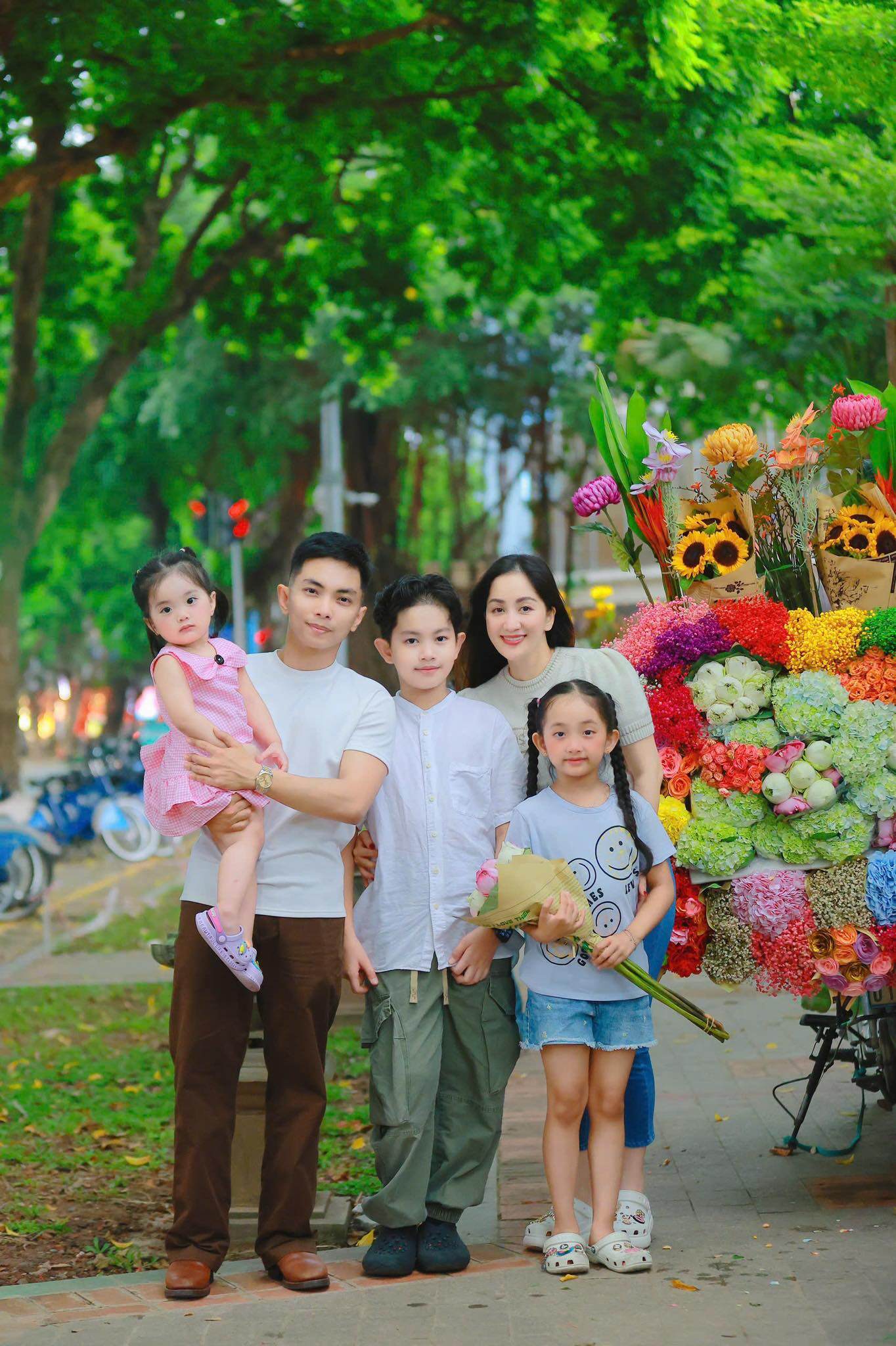 Phan Hiển lại "cầu hôn" Khánh Thi bằng nhẫn kim cương, vợ chồng có 3 con vẫn tình như mới cưới 12 Khánh Thi - Phan Hiển có tổ ấm viên mãn bên 3 con.