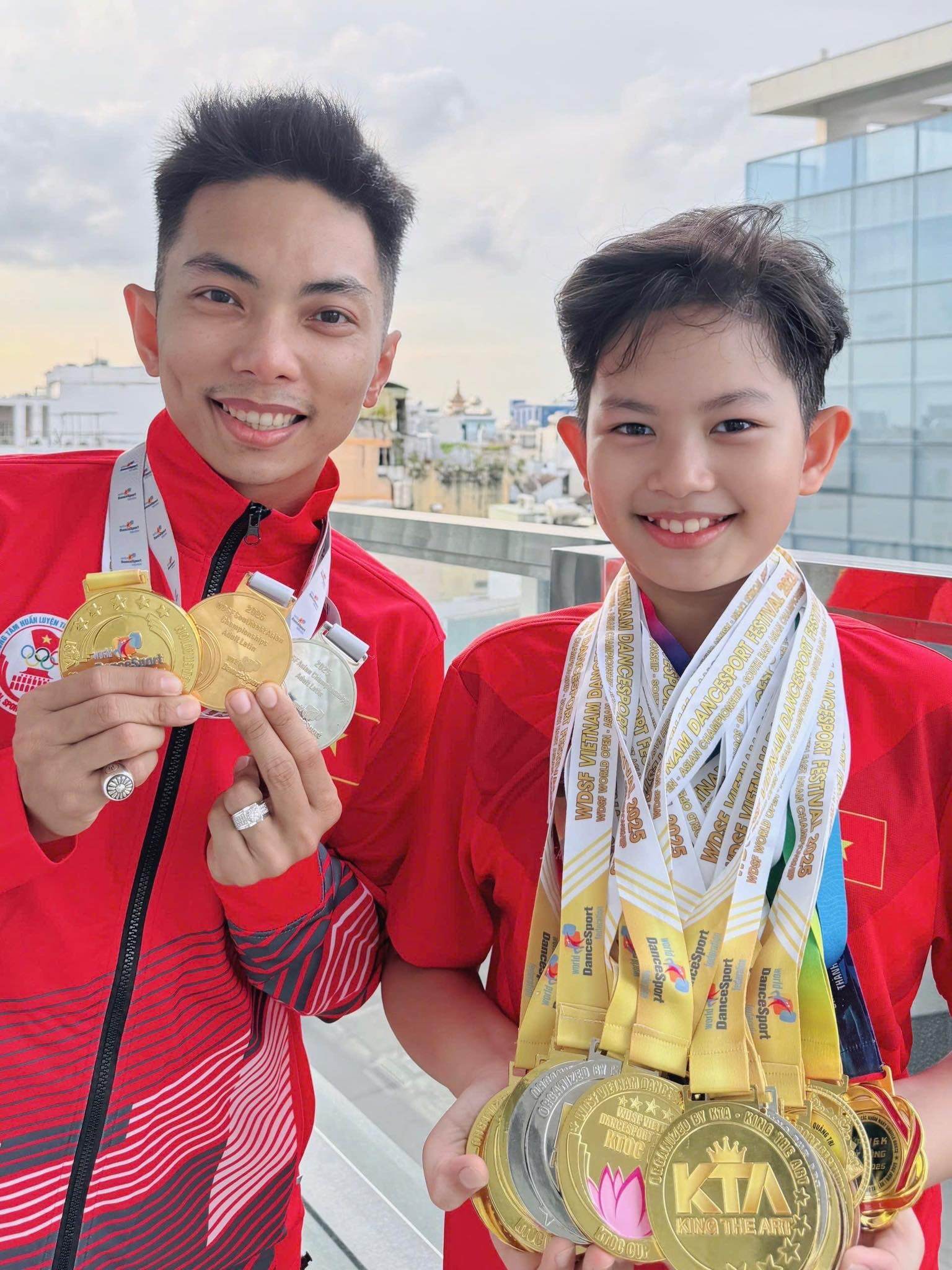 Phan Hiển lại "cầu hôn" Khánh Thi bằng nhẫn kim cương, vợ chồng có 3 con vẫn tình như mới cưới 13 Kubi được nhận xét là bản sao nâng cấp của Phan Hiển.